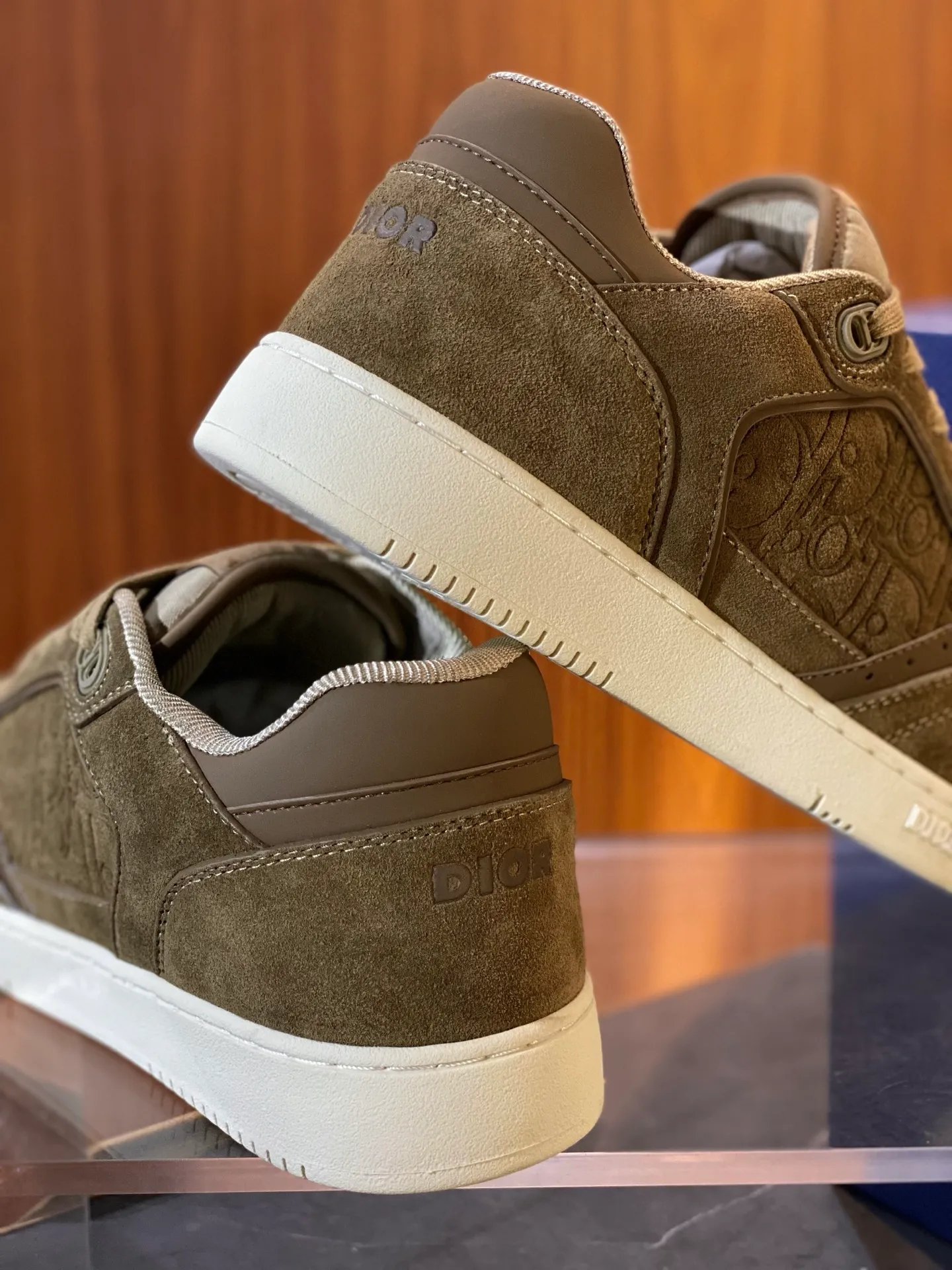💰780 Dior | New B27 styles for men and women ♞size; women 35~40 men 38~47 DIOR AND HYLTON NEL B27 Uptown The best and most eye-catching Dior is B27, the combination is invincible. Versatile for daily use, no choice of combinations. B27 feels comfortable on the feet ~ If you like this kind of elegant and simple color matching, you must buy it